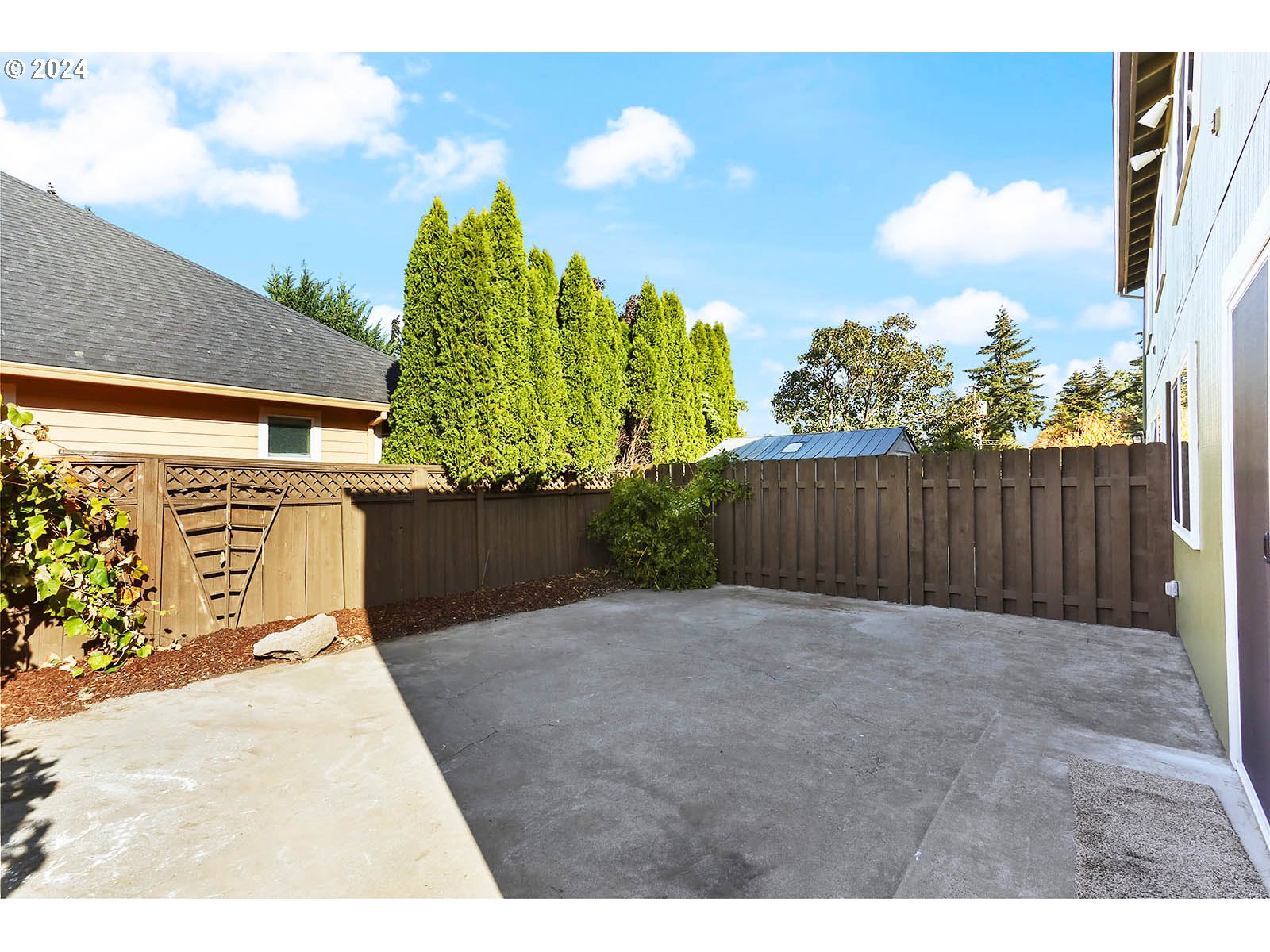 1710 B Street Hood River, OR 97031 - Photo 27 of 42 a backyard of a house