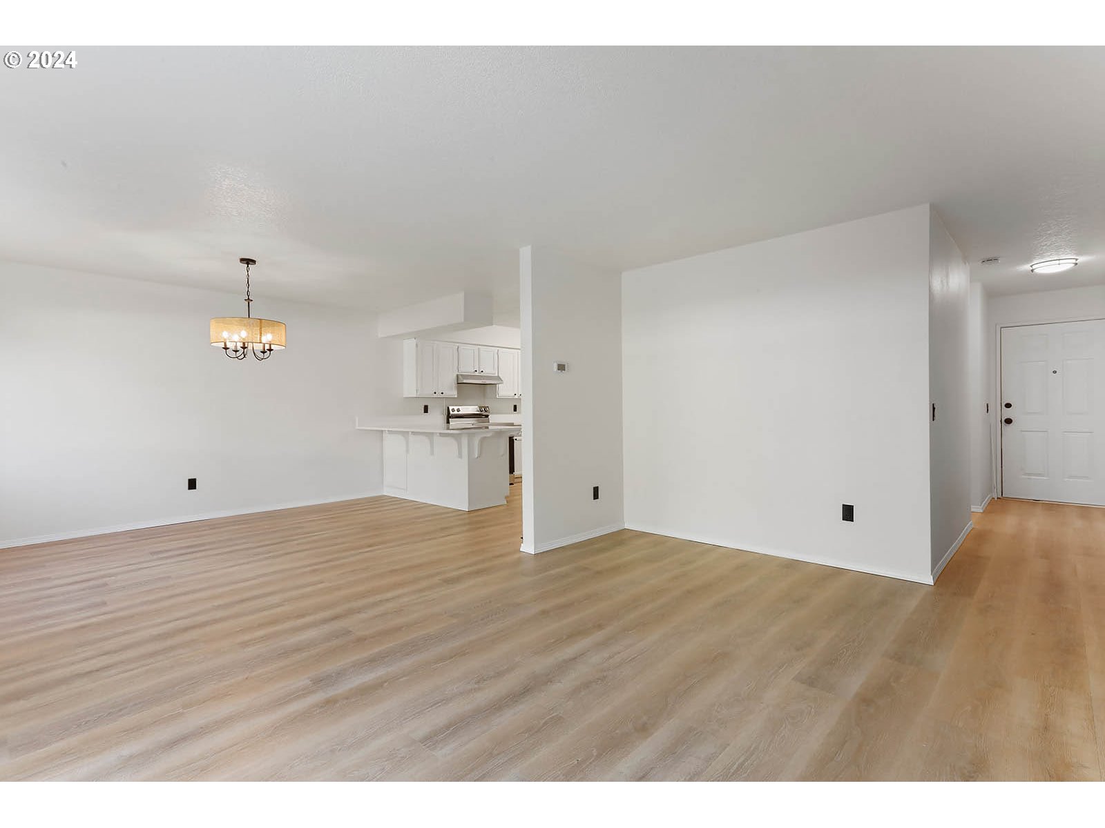 1710 B Street Hood River, OR 97031 - Photo 29 of 42 a view of empty room with wooden floor