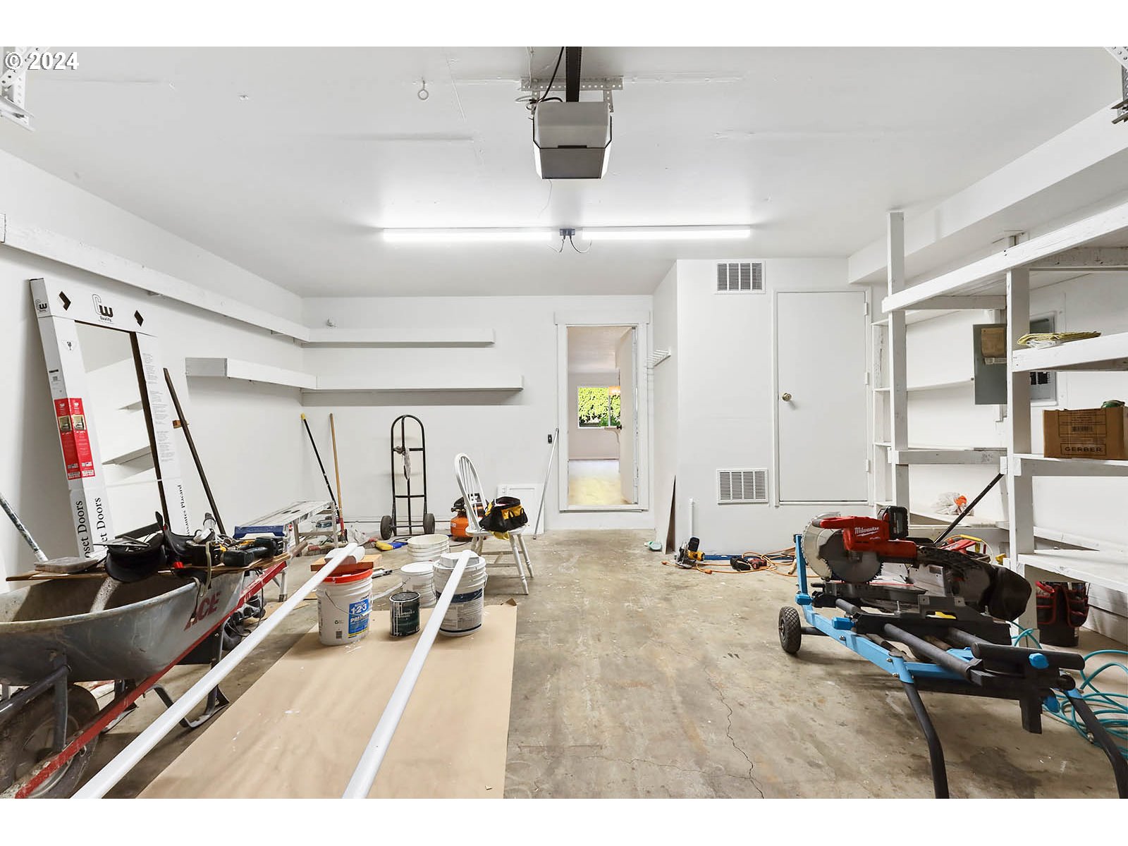 1710 B Street Hood River, OR 97031 - Photo 35 of 42 a room with furniture a air conditioner and a window