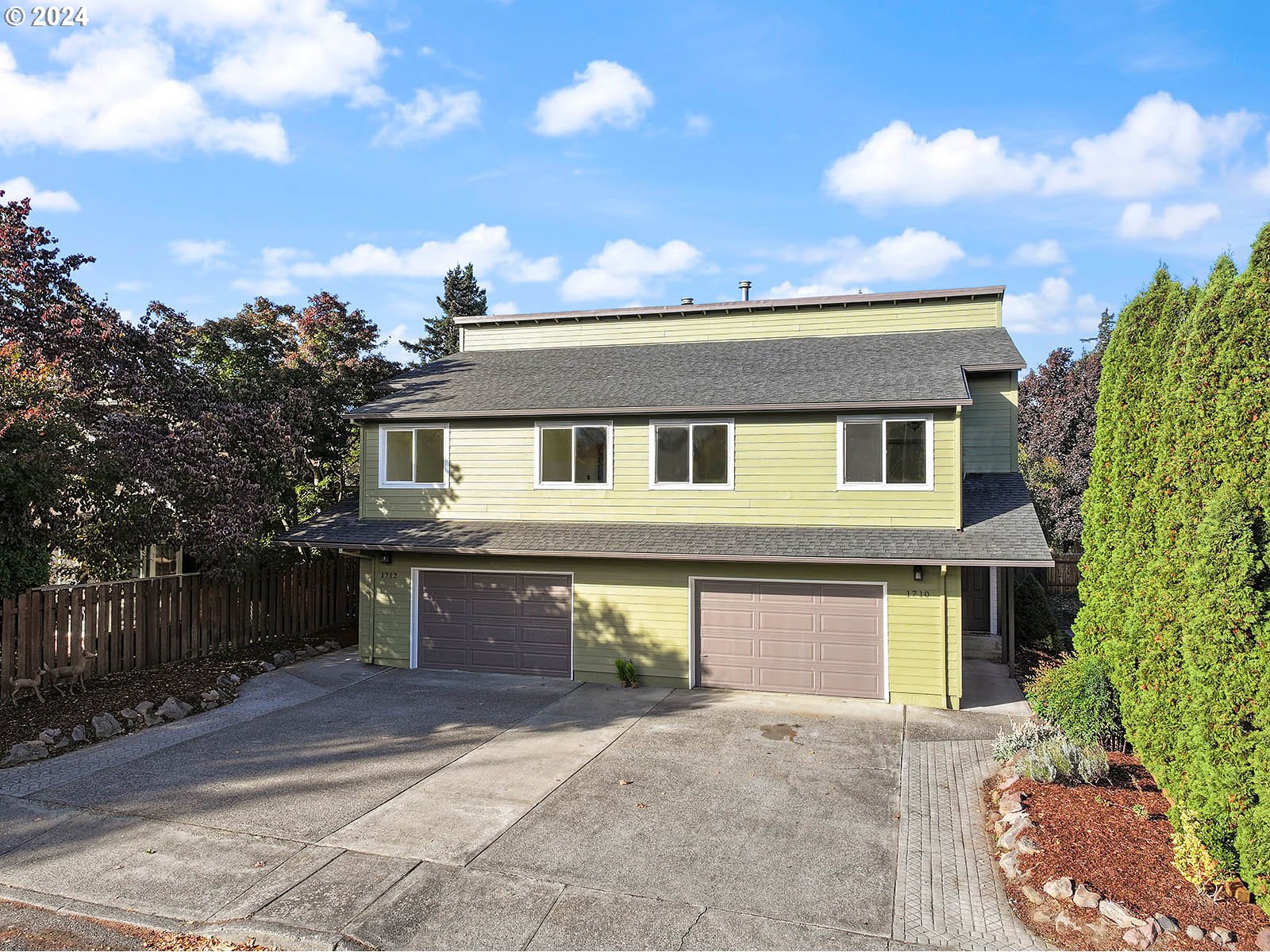 1710 B Street Hood River, OR 97031 - Photo 37 of 42 front view of a house with a yard