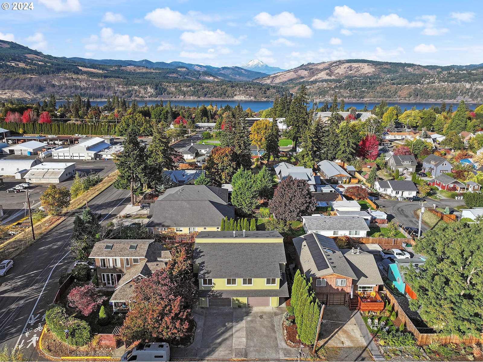 1710 B Street Hood River, OR 97031 - Photo 38 of 42 an aerial view of multiple house