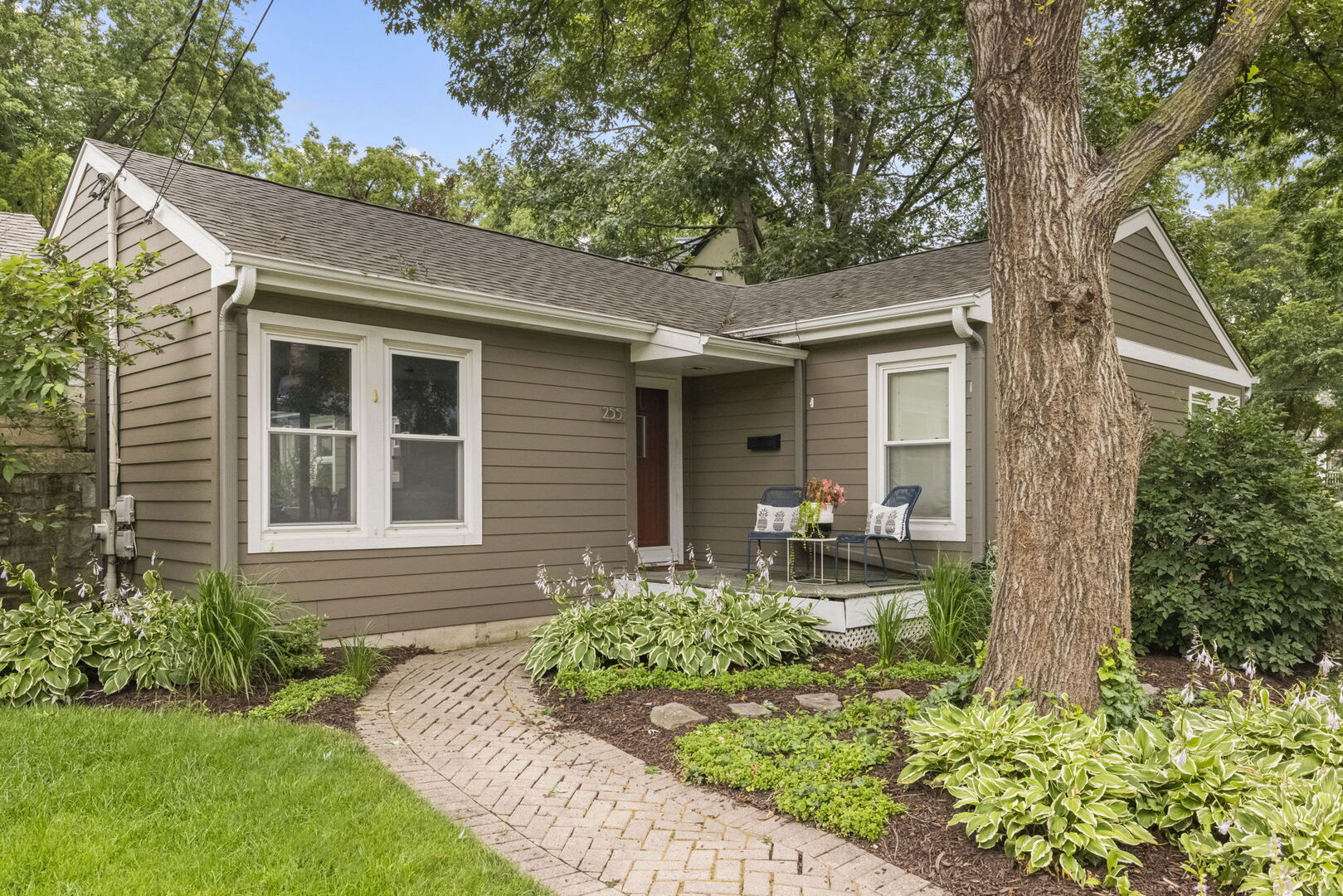 255 Crest Road Glen Ellyn, IL 60137 - Photo 2 of 28 Gallery Image 2
