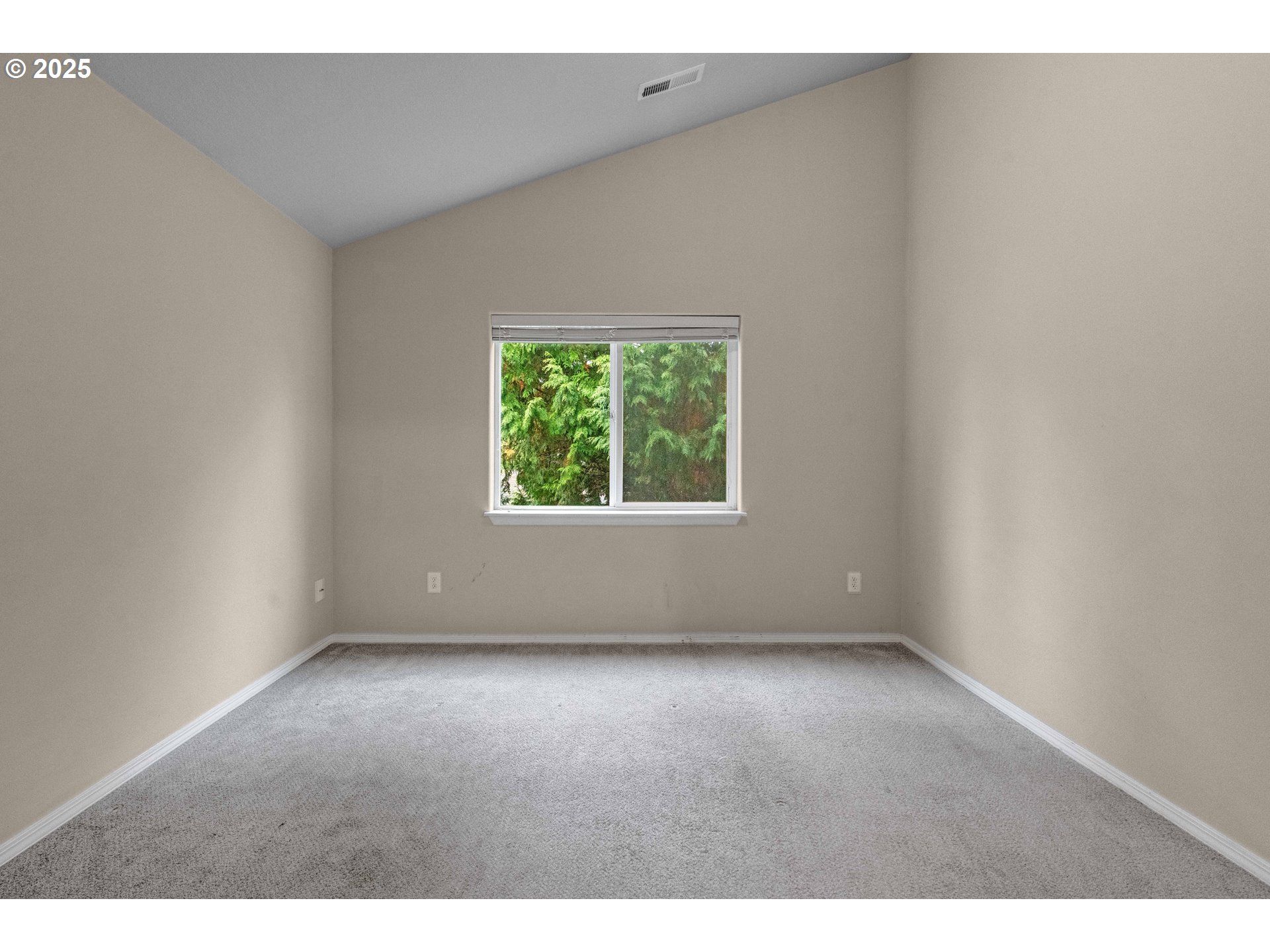 17670 Southwest September Lane Beaverton, OR 97003 - Photo 22 of 34 an empty room with windows