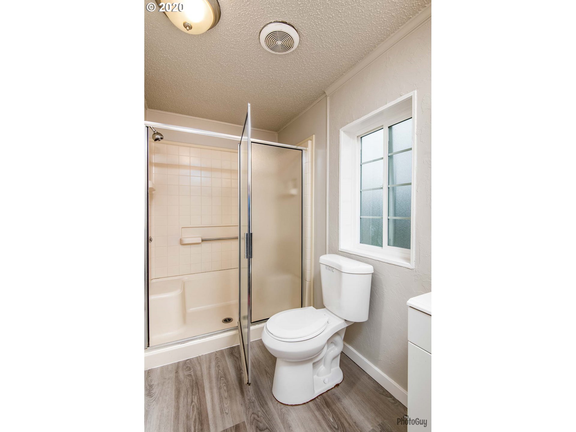 1053 South 58th Street Springfield, OR 97478 - Photo 21 of 32 a bathroom with a toilet and a shower
