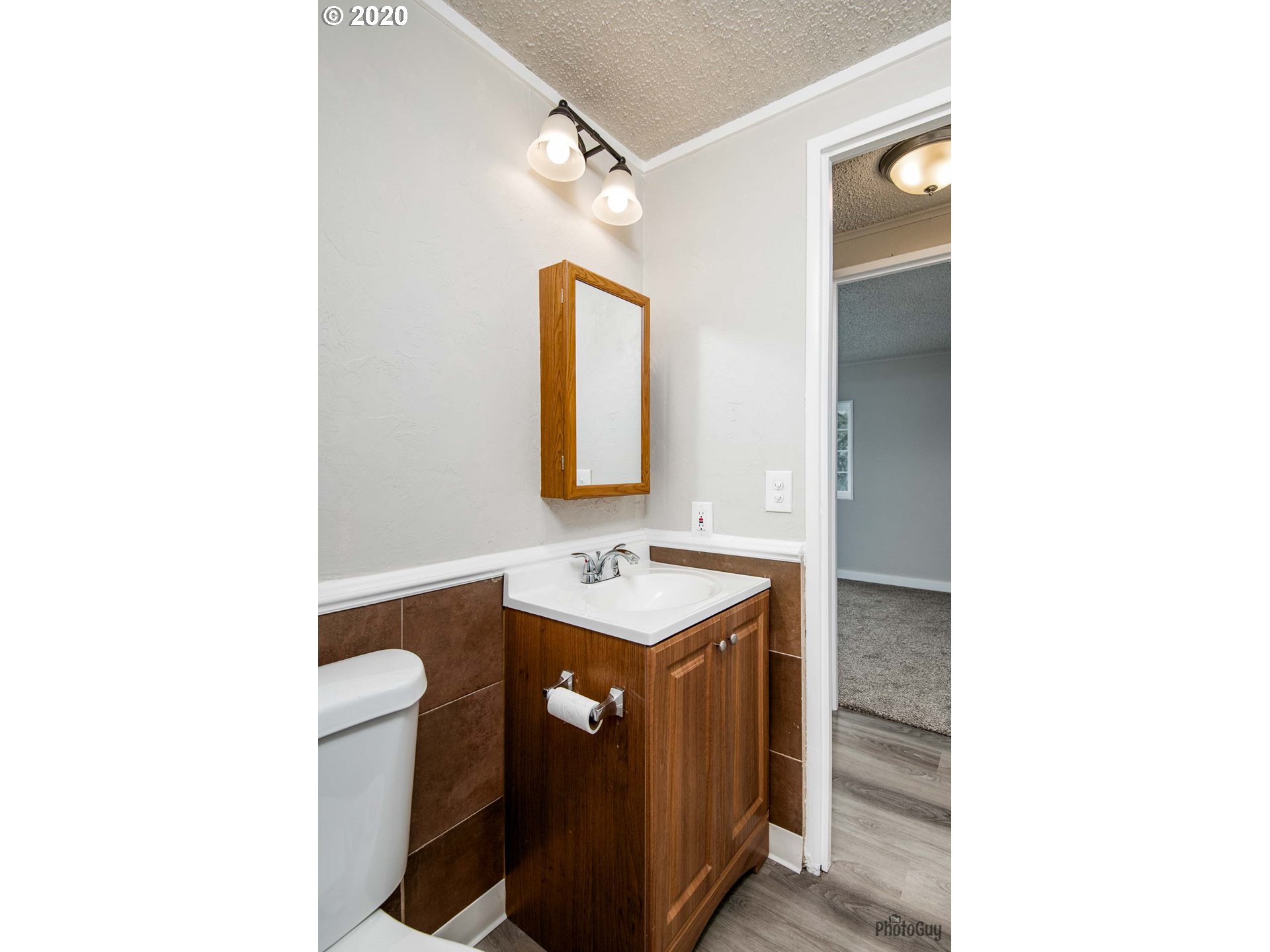 1053 South 58th Street Springfield, OR 97478 - Photo 24 of 32 a bathroom with a sink and a mirror