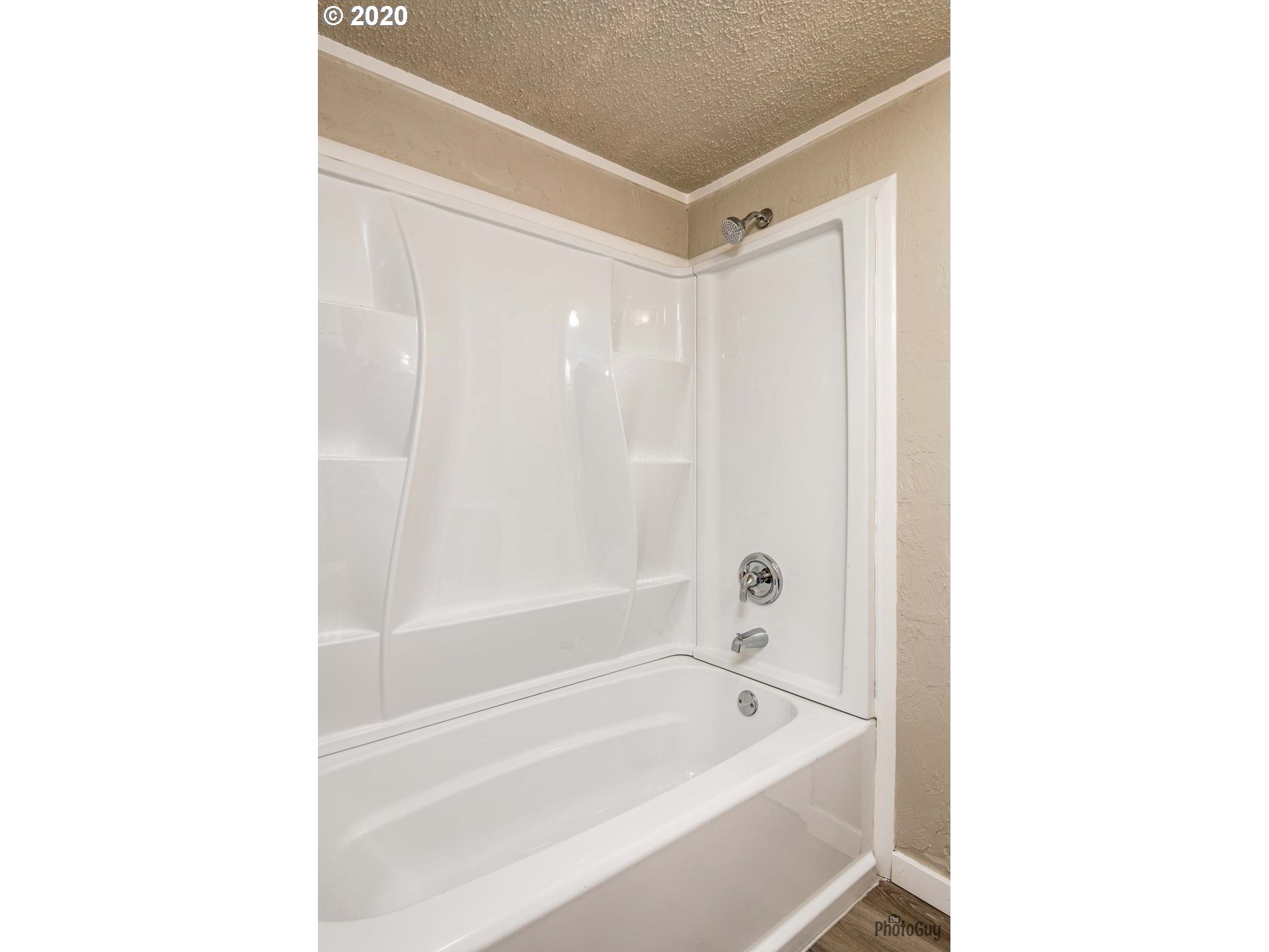 1053 South 58th Street Springfield, OR 97478 - Photo 25 of 32 a bathroom with a bathtub and a shower