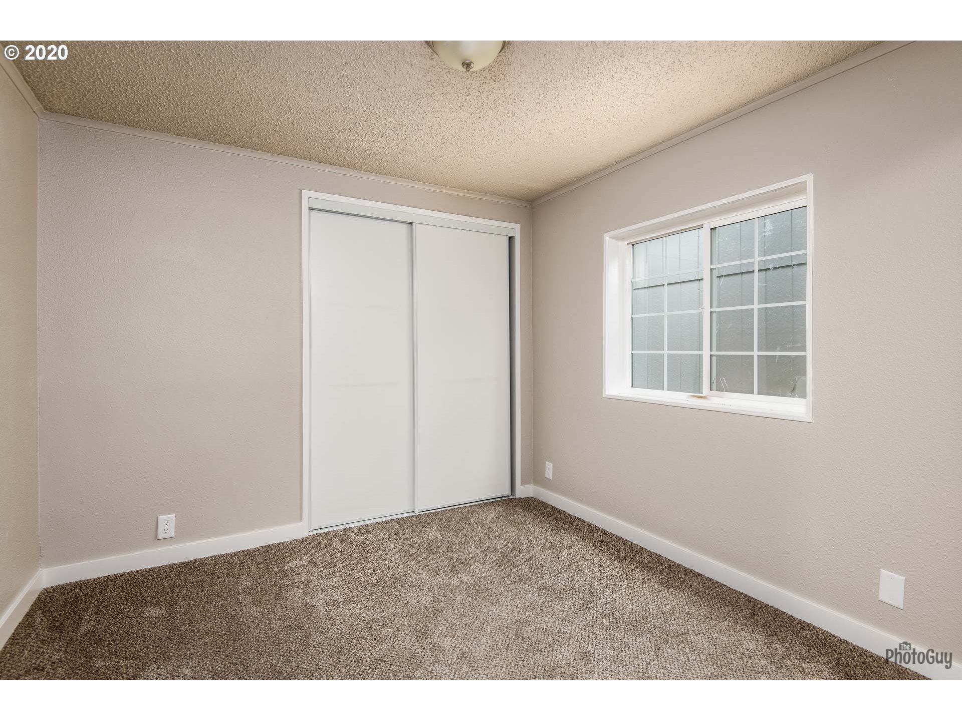 1053 South 58th Street Springfield, OR 97478 - Photo 26 of 32 an empty room with windows