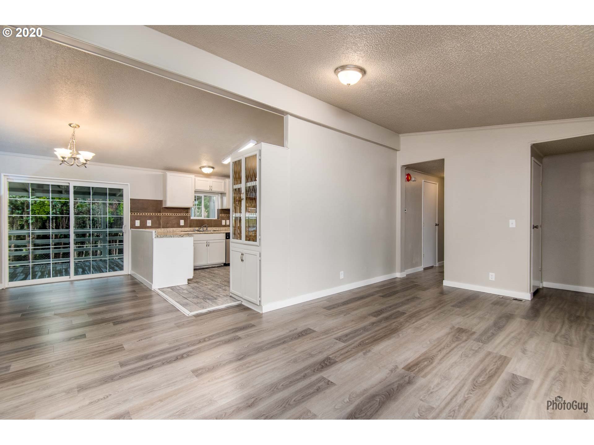 1053 South 58th Street Springfield, OR 97478 - Photo 6 of 32 a view of kitchen with wooden floor and electronic appliances