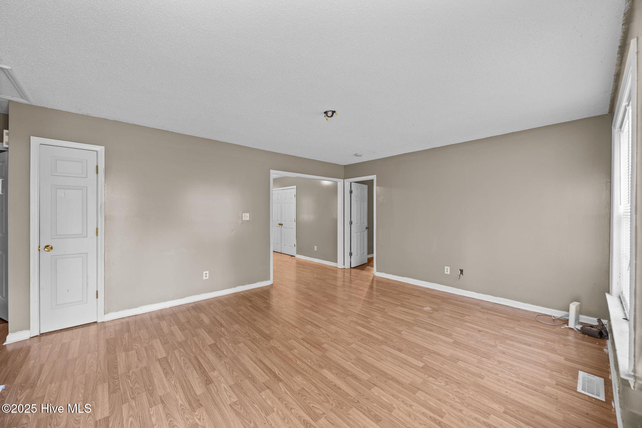 1403 Lockwood Road Kinston, NC 28501 - Photo 5 of 32 Living Room