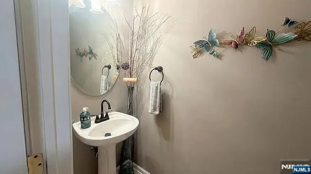 $599,000 | 136 Mountainside Drive, Pompton Lakes, NJ 07442