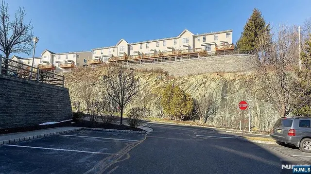 $599,000 | 136 Mountainside Drive, Pompton Lakes, NJ 07442