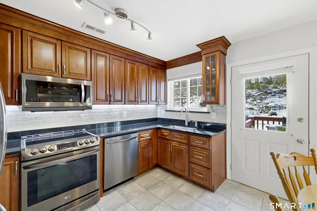 $330,000 | 310 Boston Post Road, Unit 152, Waterford, CT 06385