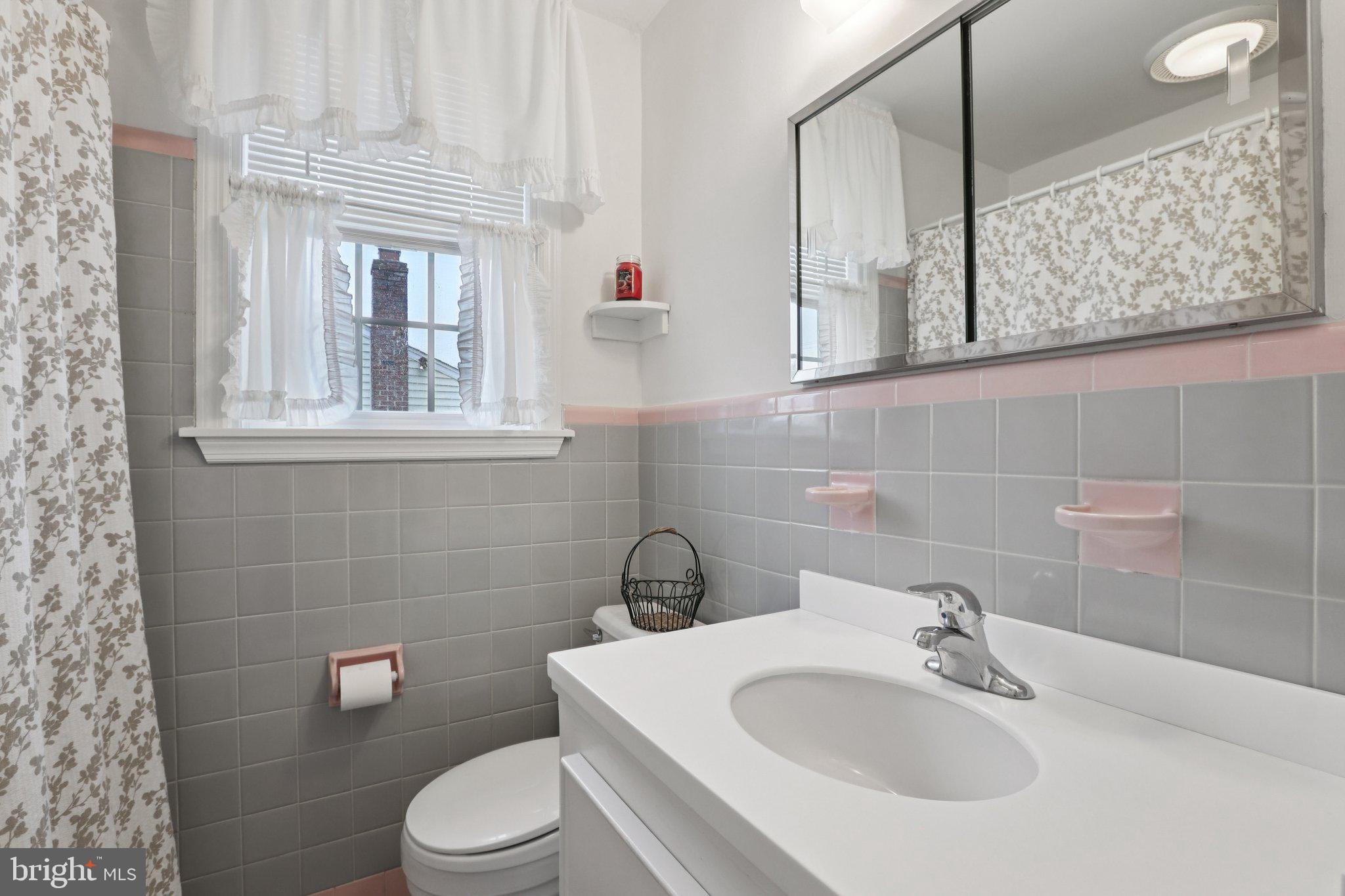407 Pinecrest Road Norristown, PA 19403 - Photo 26 of 57 Full Bath - Main Level