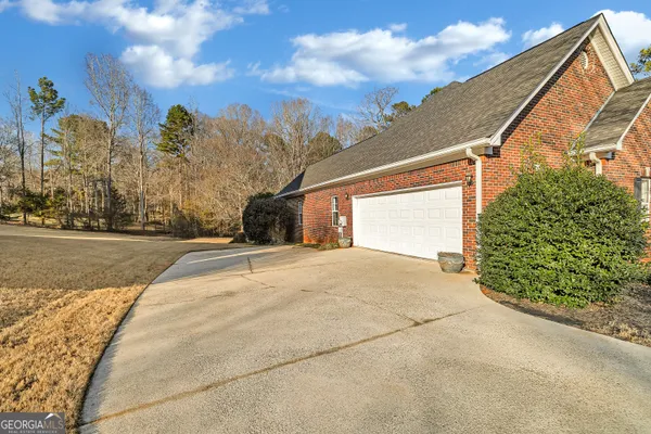 a view of back yard of the house