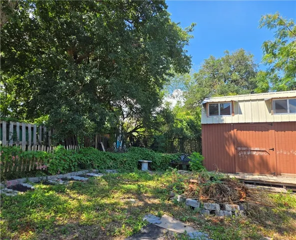 a view of entryway with a front door