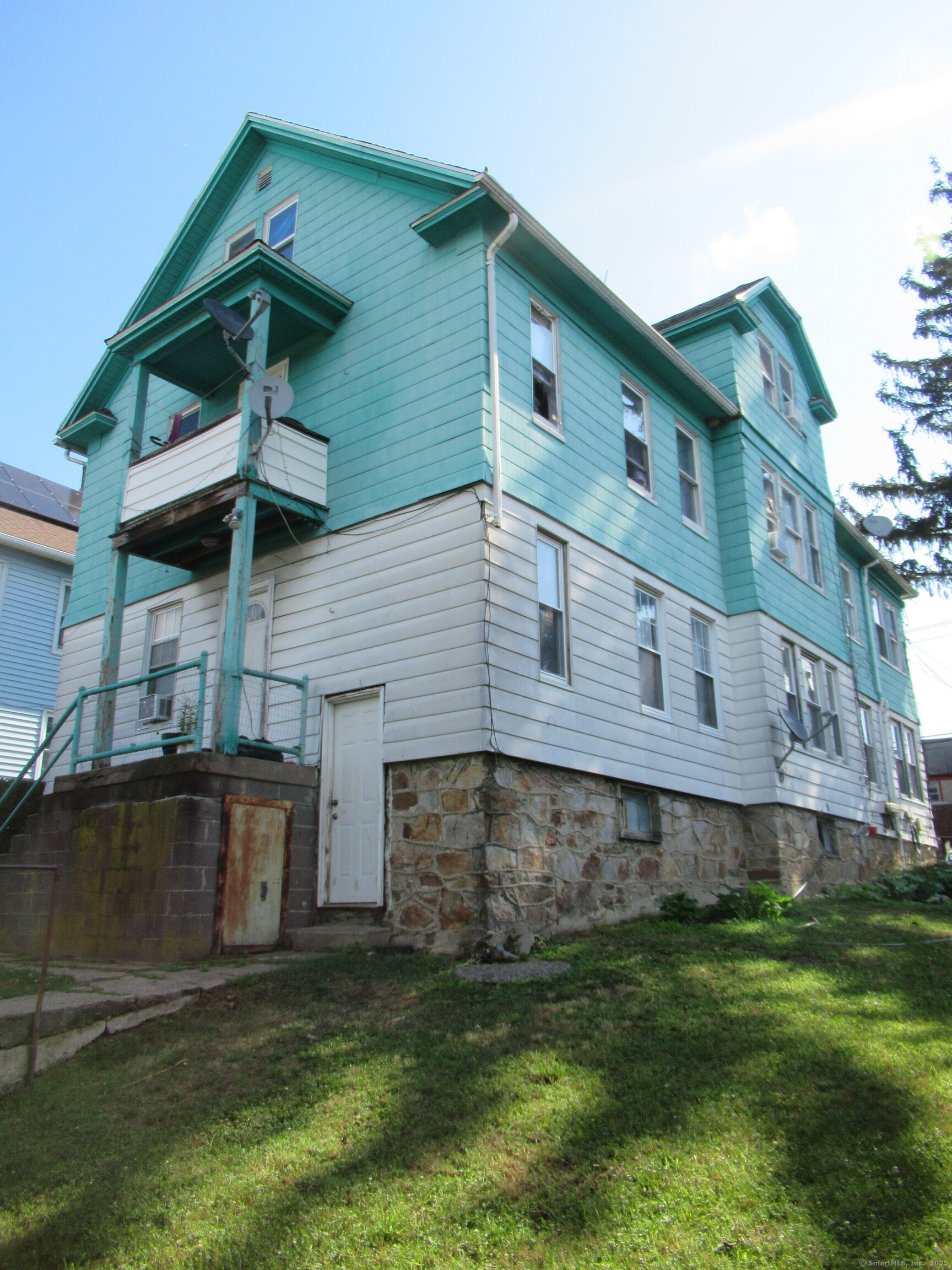 203 Wayne Street Bridgeport, CT 06606 - Photo 4 of 31