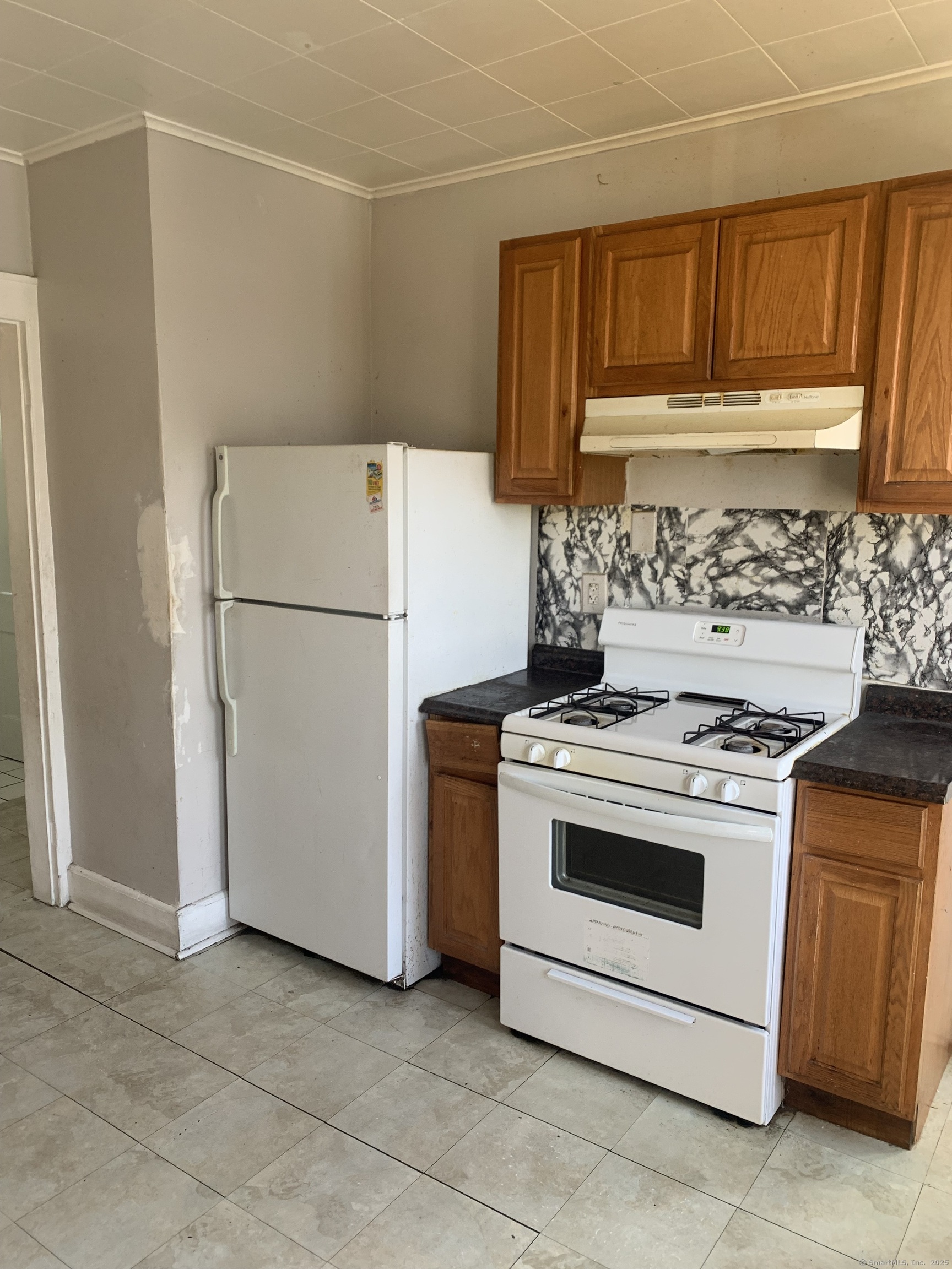 203 Wayne Street Bridgeport, CT 06606 - Photo 7 of 31