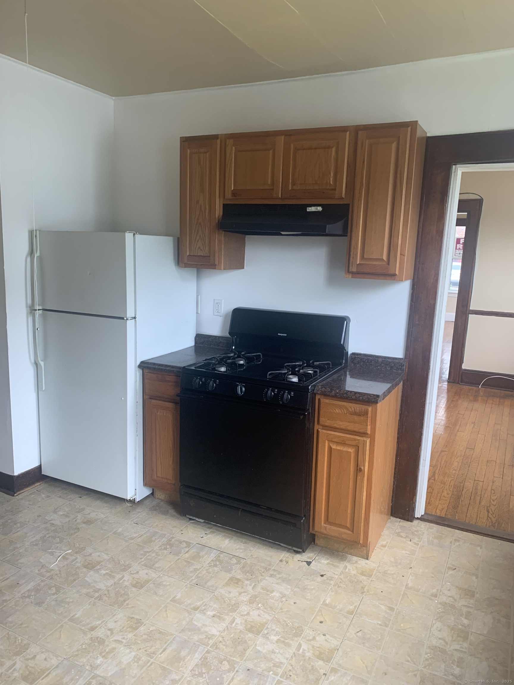 203 Wayne Street Bridgeport, CT 06606 - Photo 10 of 31