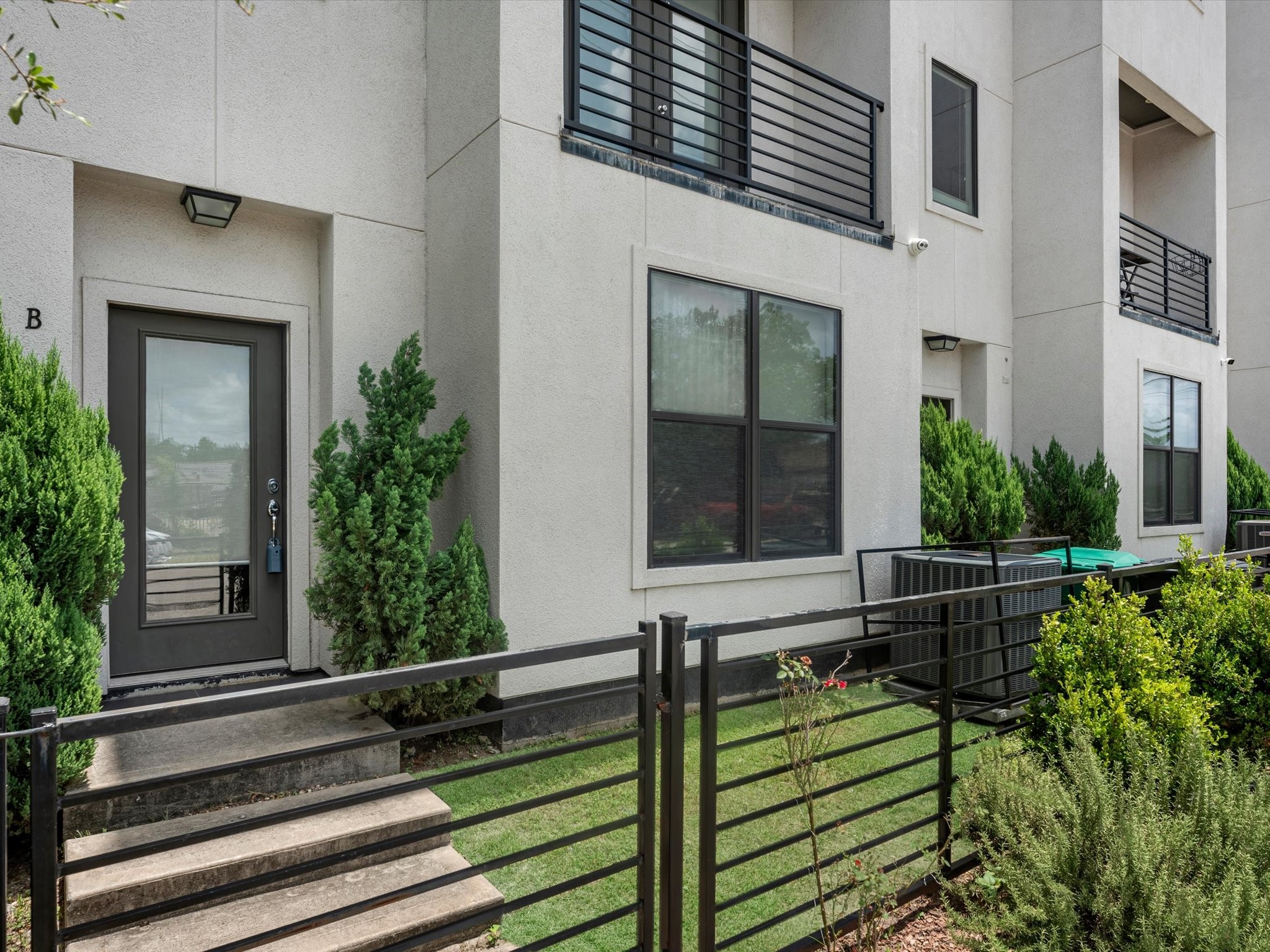 1615 Milby Street, Unit B Houston, TX 77003 - Photo 2 of 22