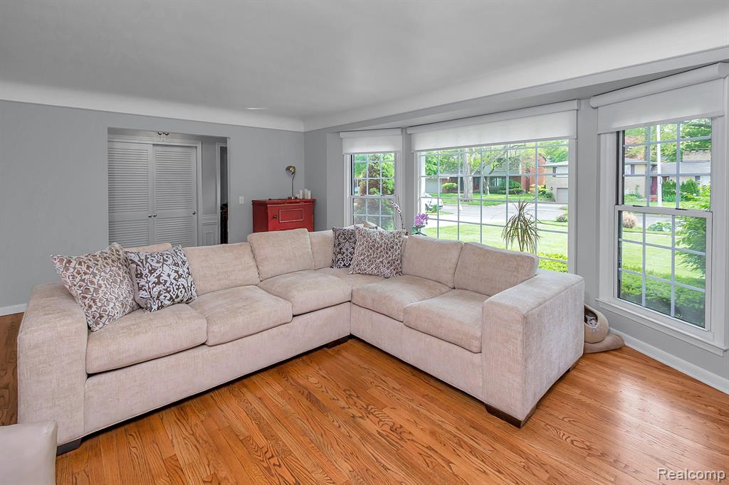 580 Cook Road Grosse Pointe Woods, MI 48236 - Photo 6 of 48