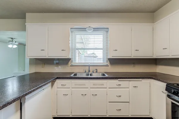 $1,600 | 5017 46th Street, Lubbock, TX 79414