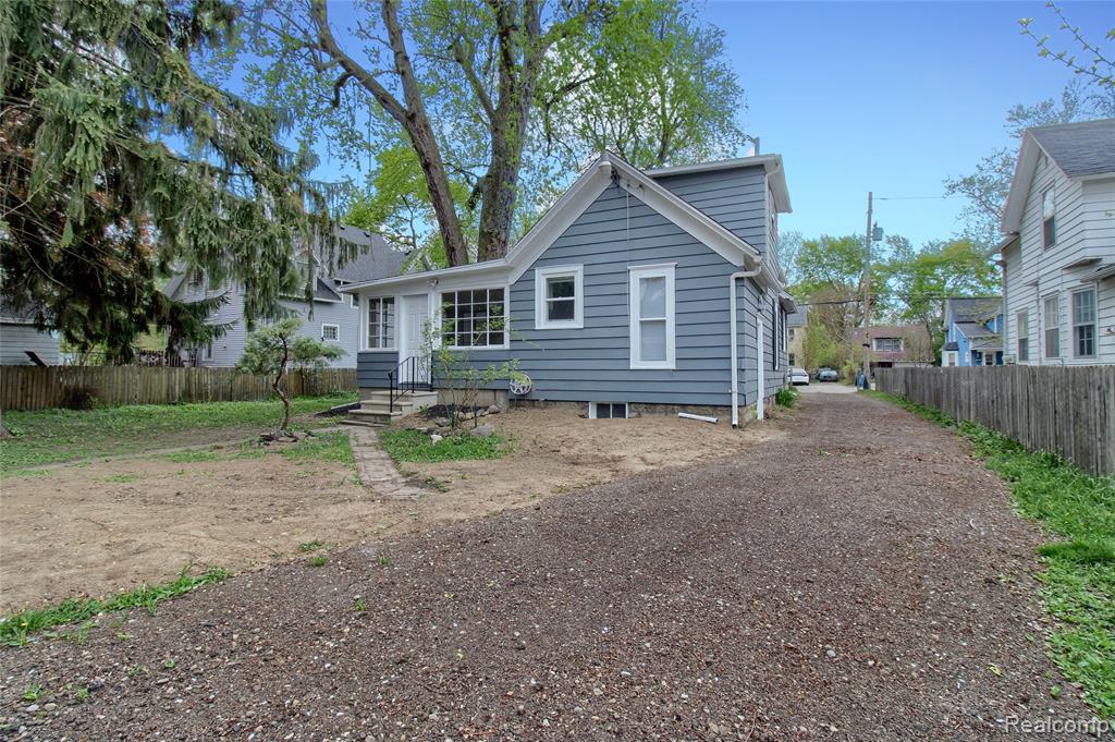 127 Bates Street Jackson, MI 49202 - Photo 2 of 33