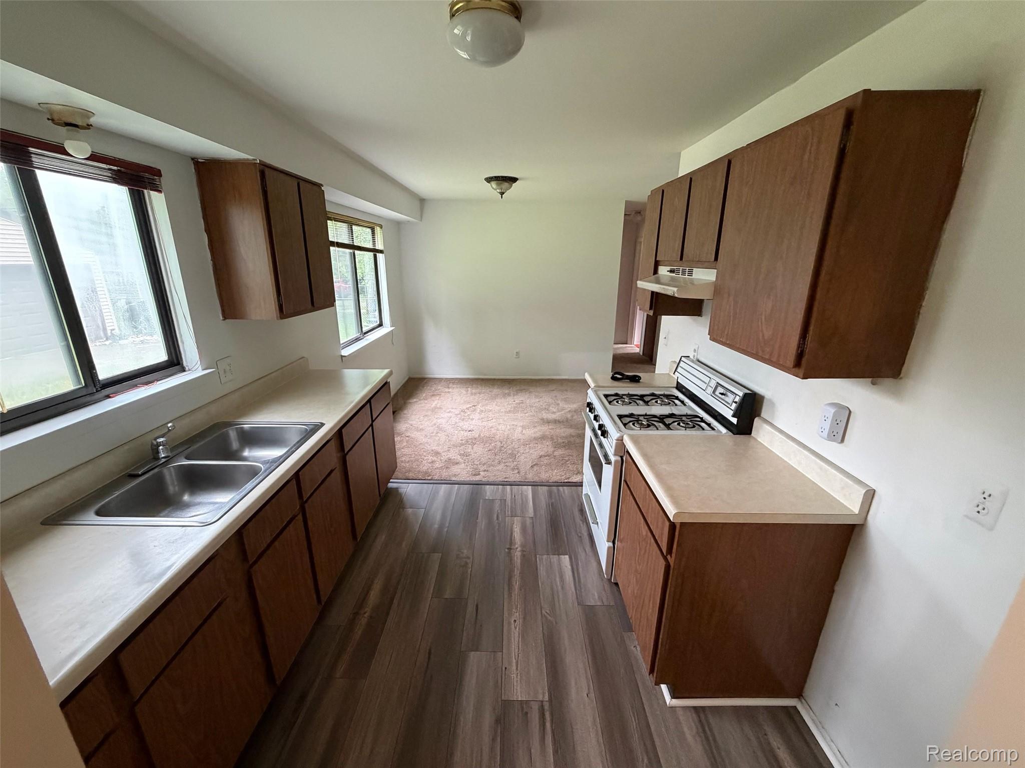 718 West Baker Road Highland, MI 48357 - Photo 4 of 12 Kitchen