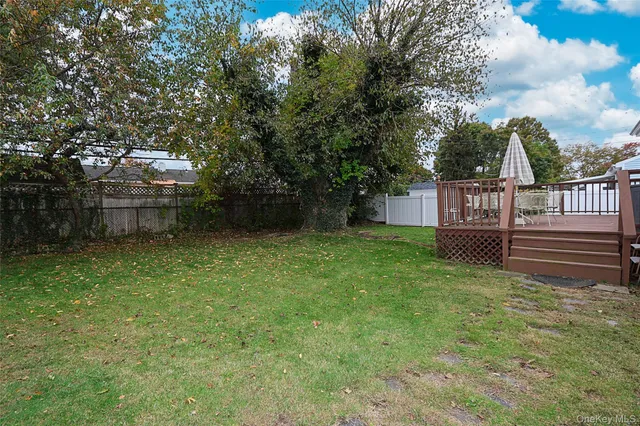 a view of a house with backyard and a garden