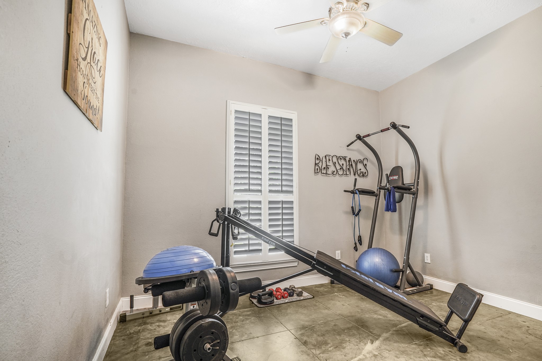 20547 Crosby Eastgate Road Crosby, TX 77532 - Photo 19 of 44 Secondary bedroom. This room has a murphy-bed in the closet that will stay with the home.