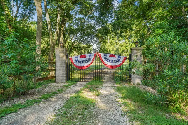 $999,999 | 20547 Crosby Eastgate Road, Crosby, TX 77532