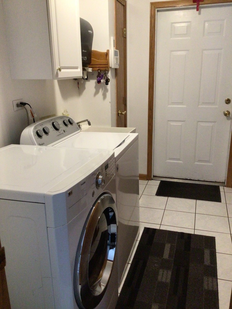 18690 Forest View Lane Lansing, IL 60438 - Photo 24 of 32 a utility room with dryer and washer