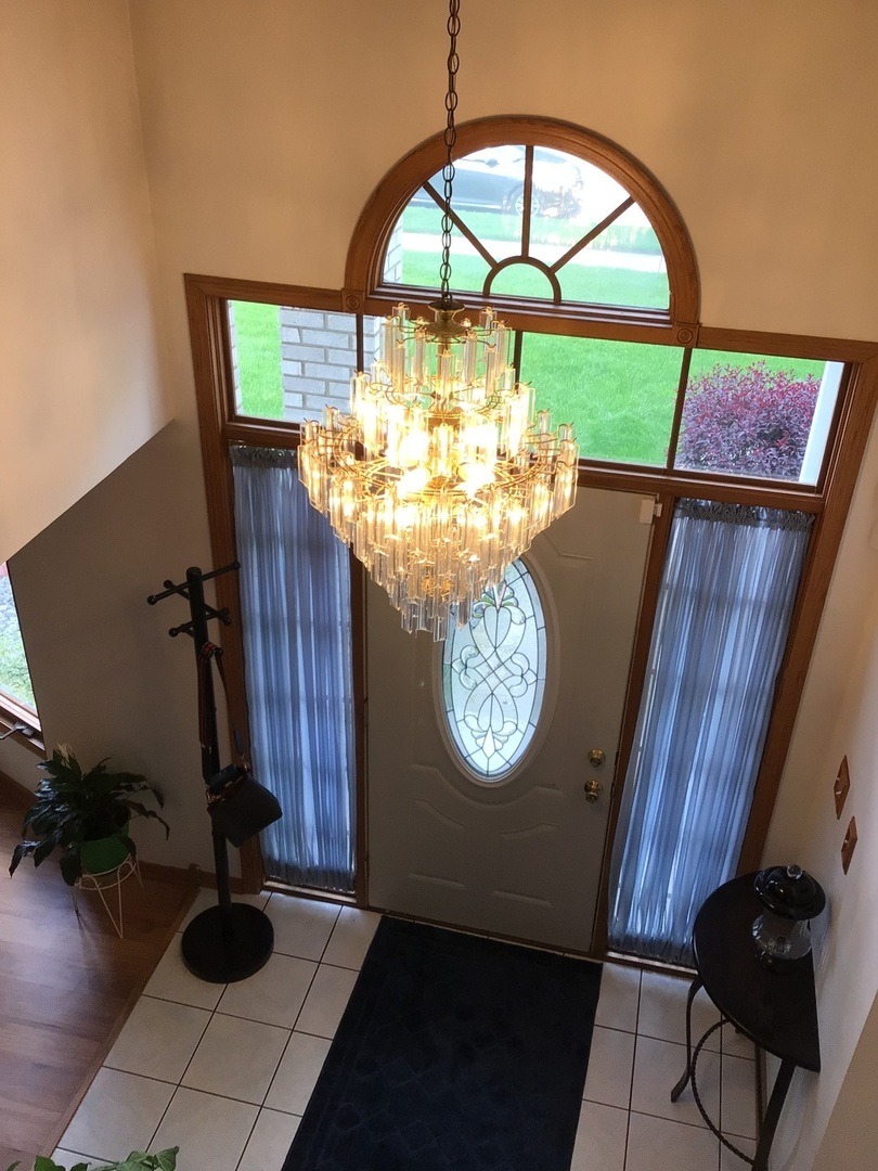 18690 Forest View Lane Lansing, IL 60438 - Photo 4 of 32 a view of a livingroom with furniture and front door