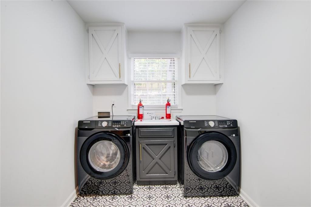 2085 High Point Trail Southwest Atlanta, GA 30331 - Photo 22 of 36 a utility room with sink dryer and washer