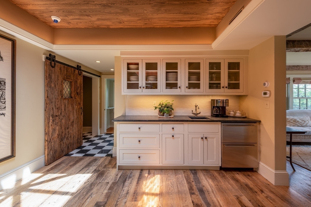 675 Bay Road Hamilton, MA 01982 - Photo 11 of 36
