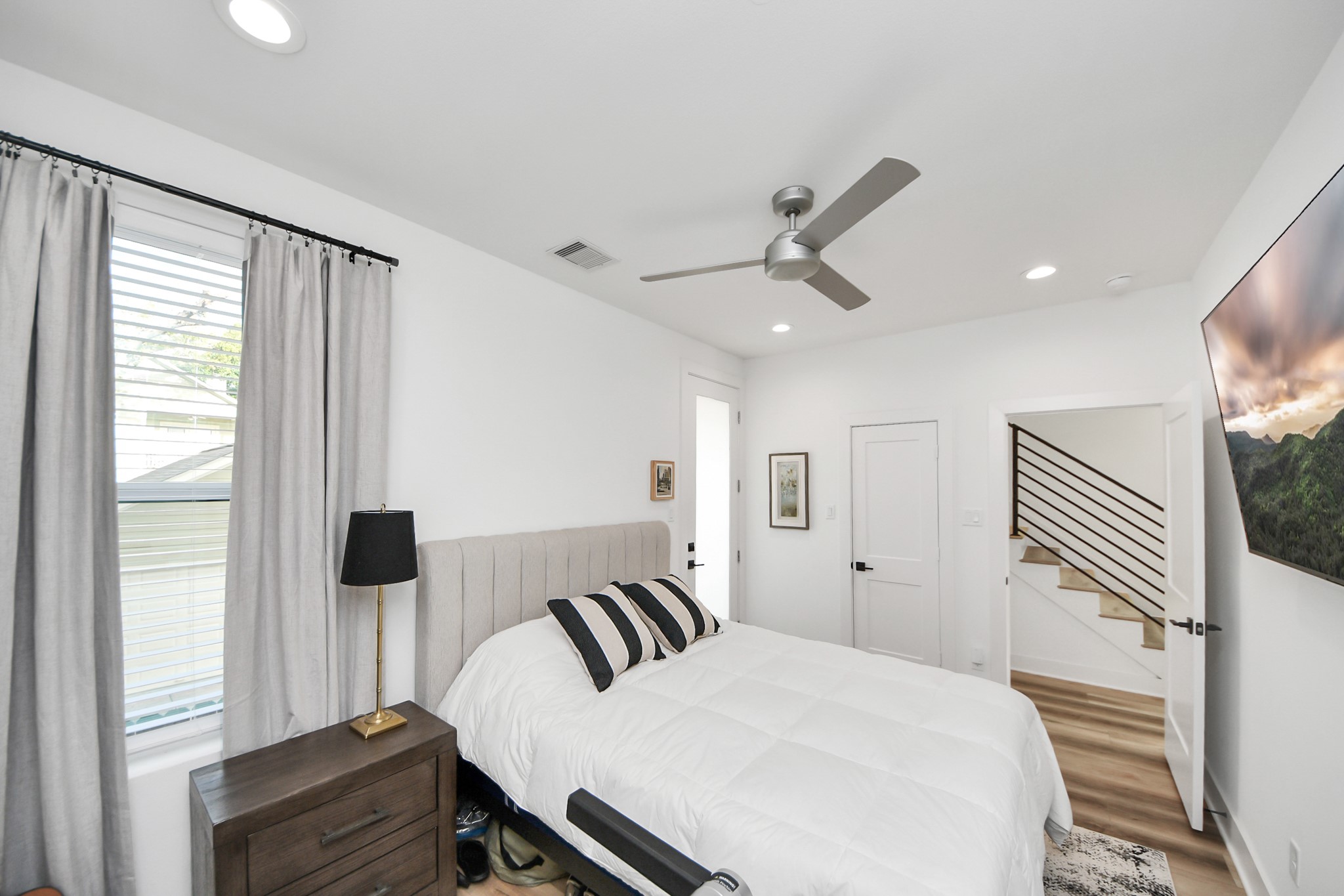 1044 West 17th Street Houston, TX 77008 - Photo 7 of 48 a bedroom with a large bed and a window