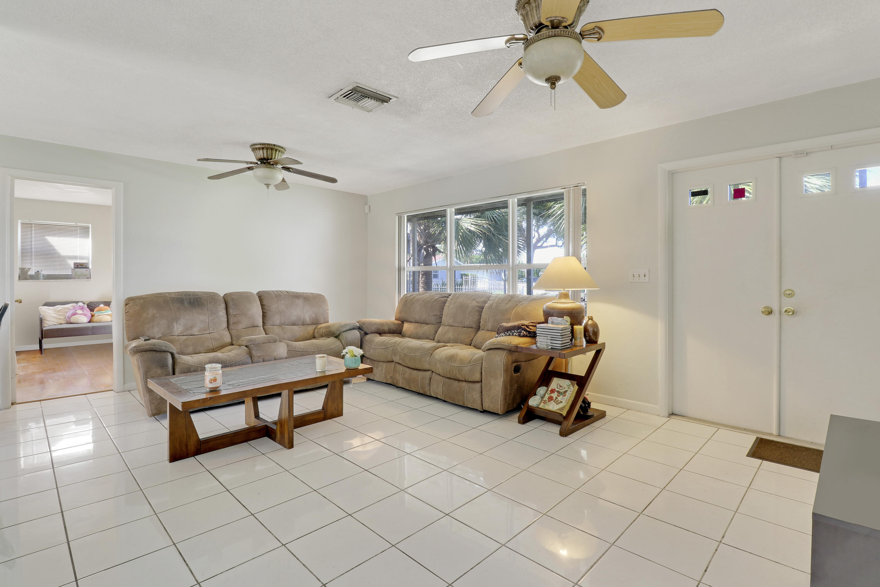 325 Masters Road Palm Springs, FL 33461 - Photo 3 of 35 Entry/Living Room