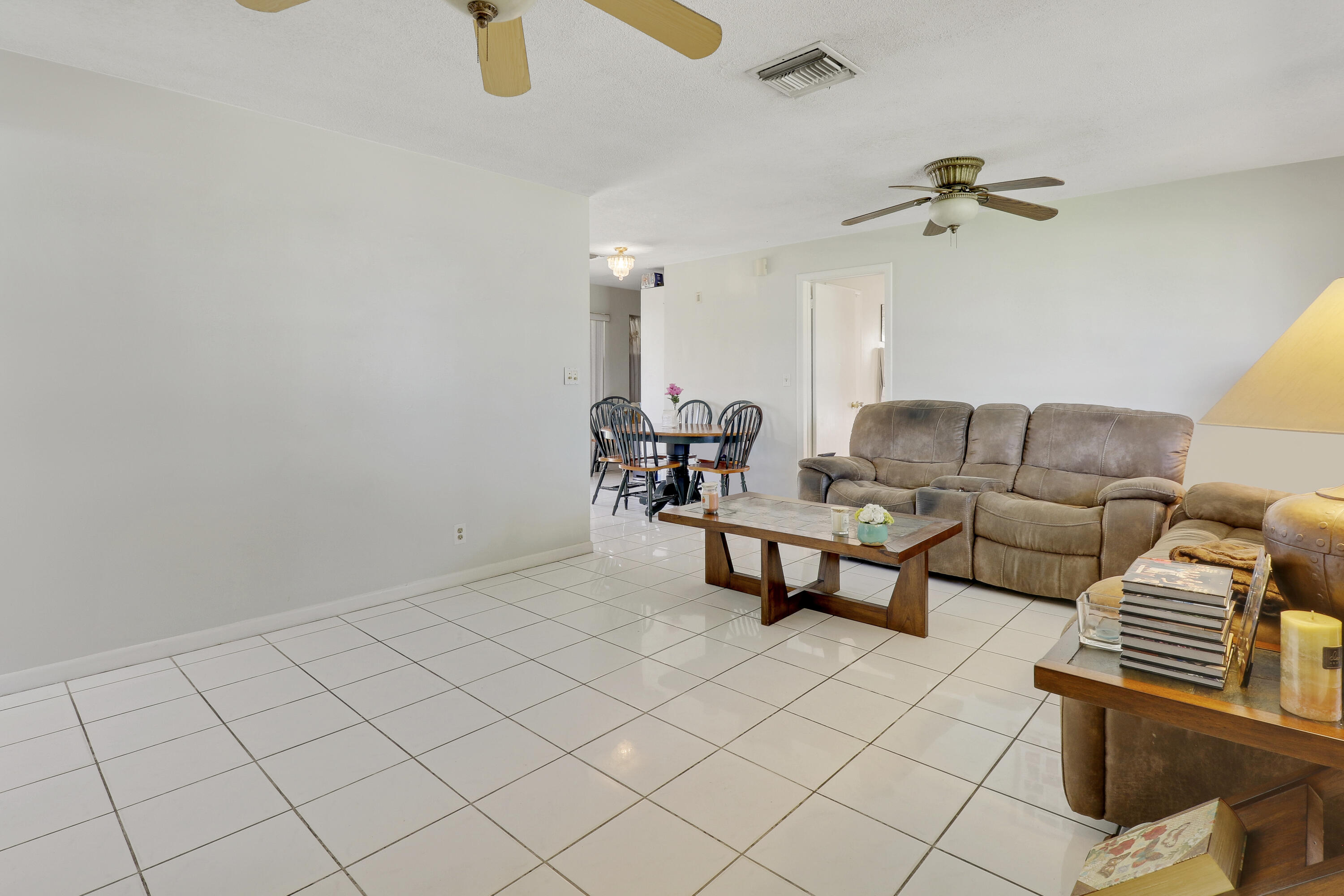 325 Masters Road Palm Springs, FL 33461 - Photo 5 of 35 Living Room