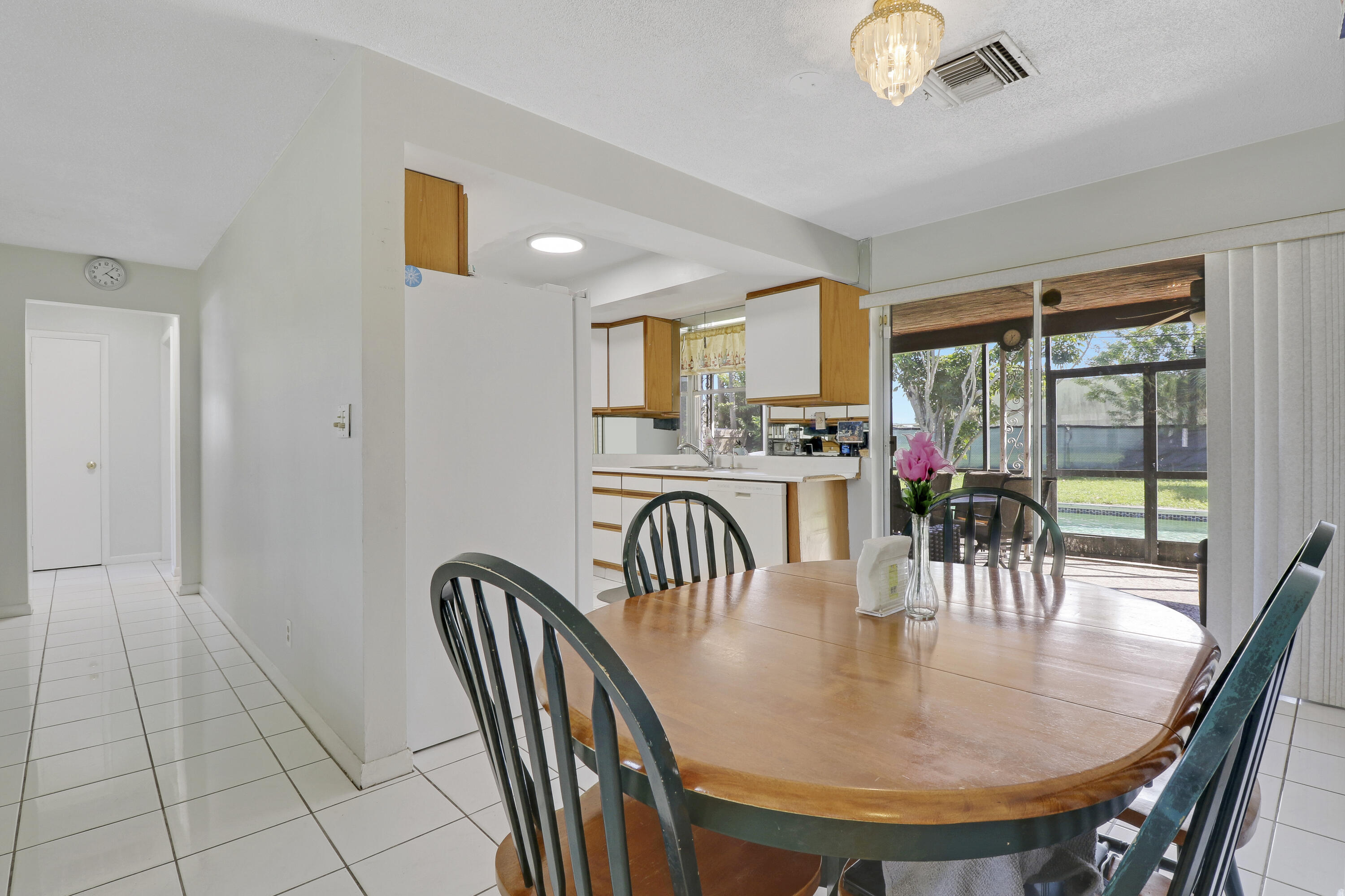 325 Masters Road Palm Springs, FL 33461 - Photo 6 of 35 Dining