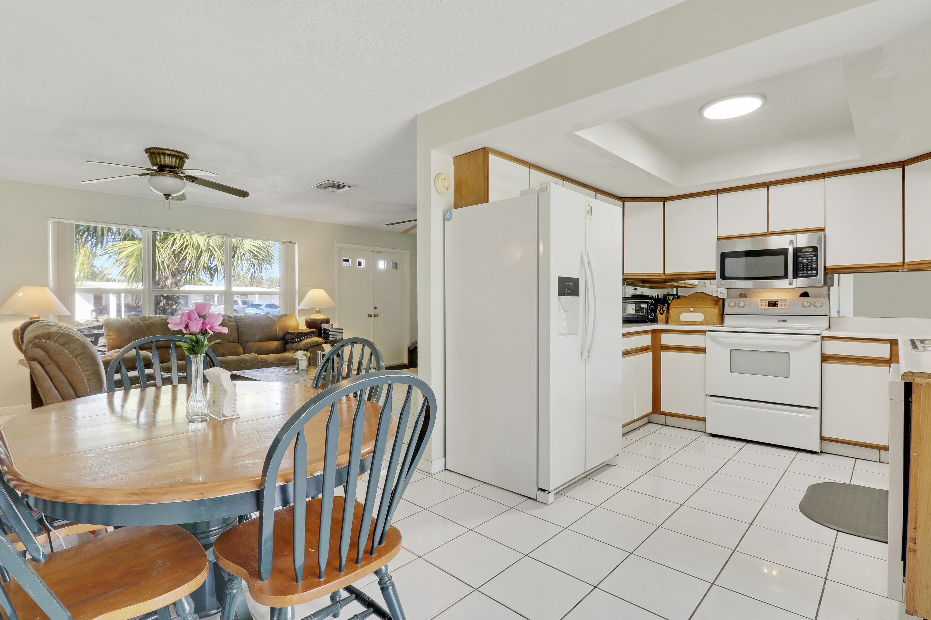 325 Masters Road Palm Springs, FL 33461 - Photo 7 of 35 Dining/ Kitchen
