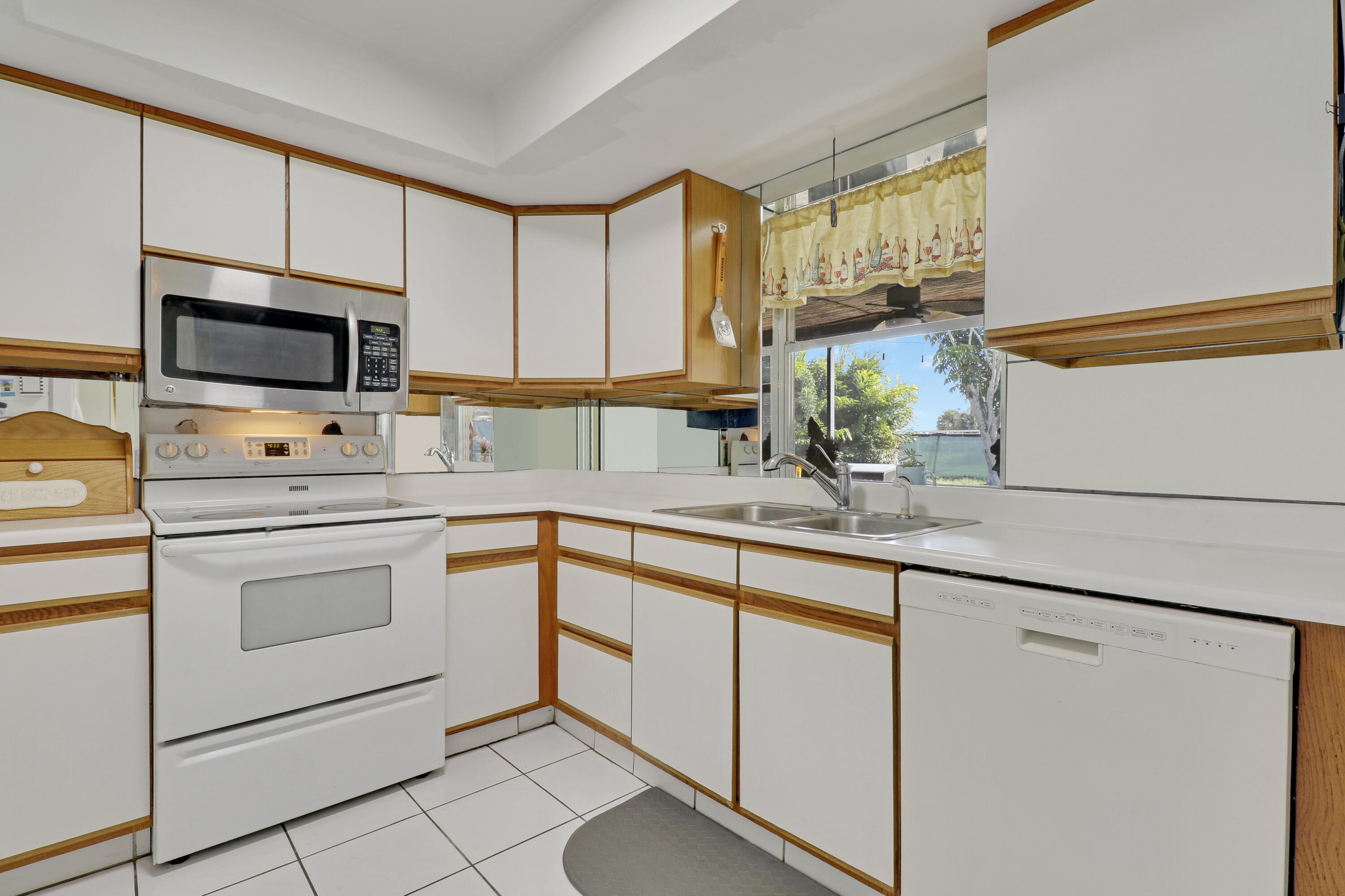325 Masters Road Palm Springs, FL 33461 - Photo 8 of 35 Kitchen