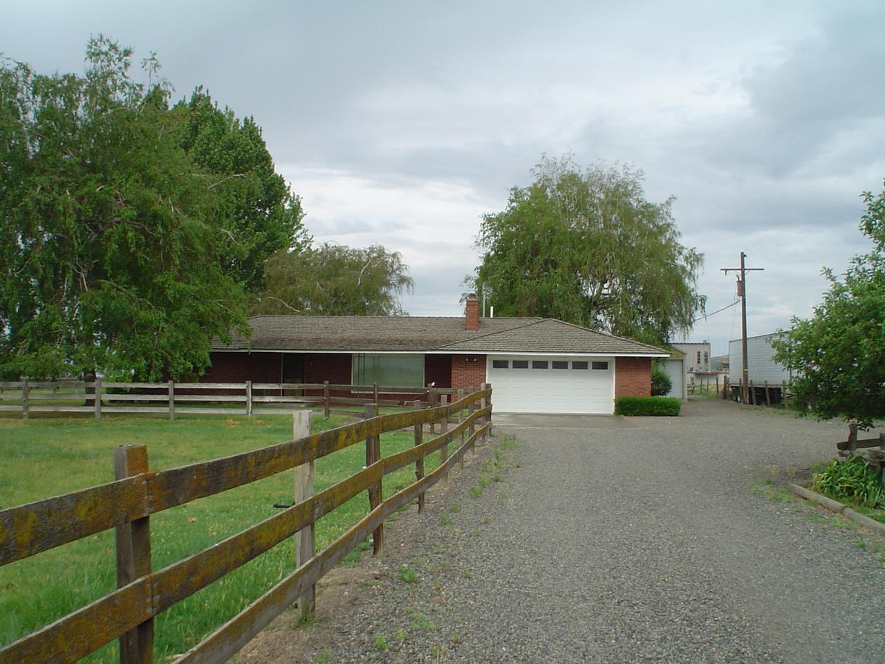 140 South McLean Road Sunnyside, WA 98944 - Photo 6 of 6 a view of a house with a yard and sitting area