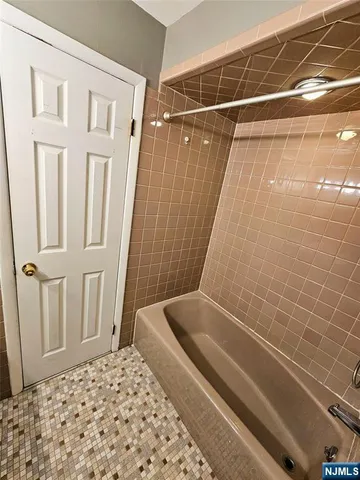 $4,000 | 138 Scoles Avenue, Unit 1ST FLOOR DU, Clifton, NJ 07012