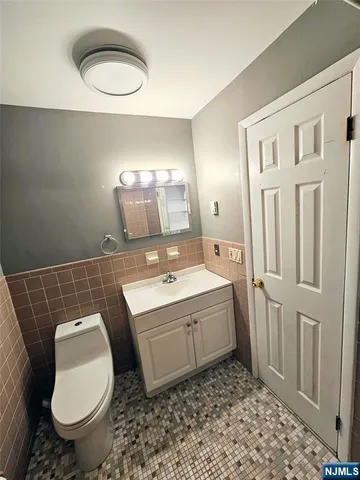 $4,000 | 138 Scoles Avenue, Unit 1ST FLOOR DU, Clifton, NJ 07012