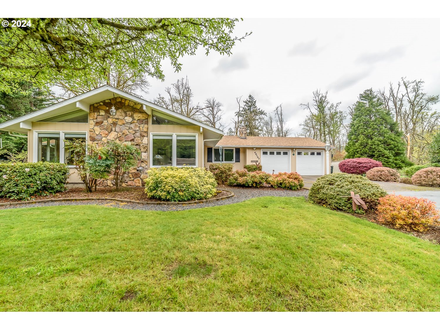 40157 York Lane Springfield, OR 97478 - Photo 1 of 41 a house view with a garden space