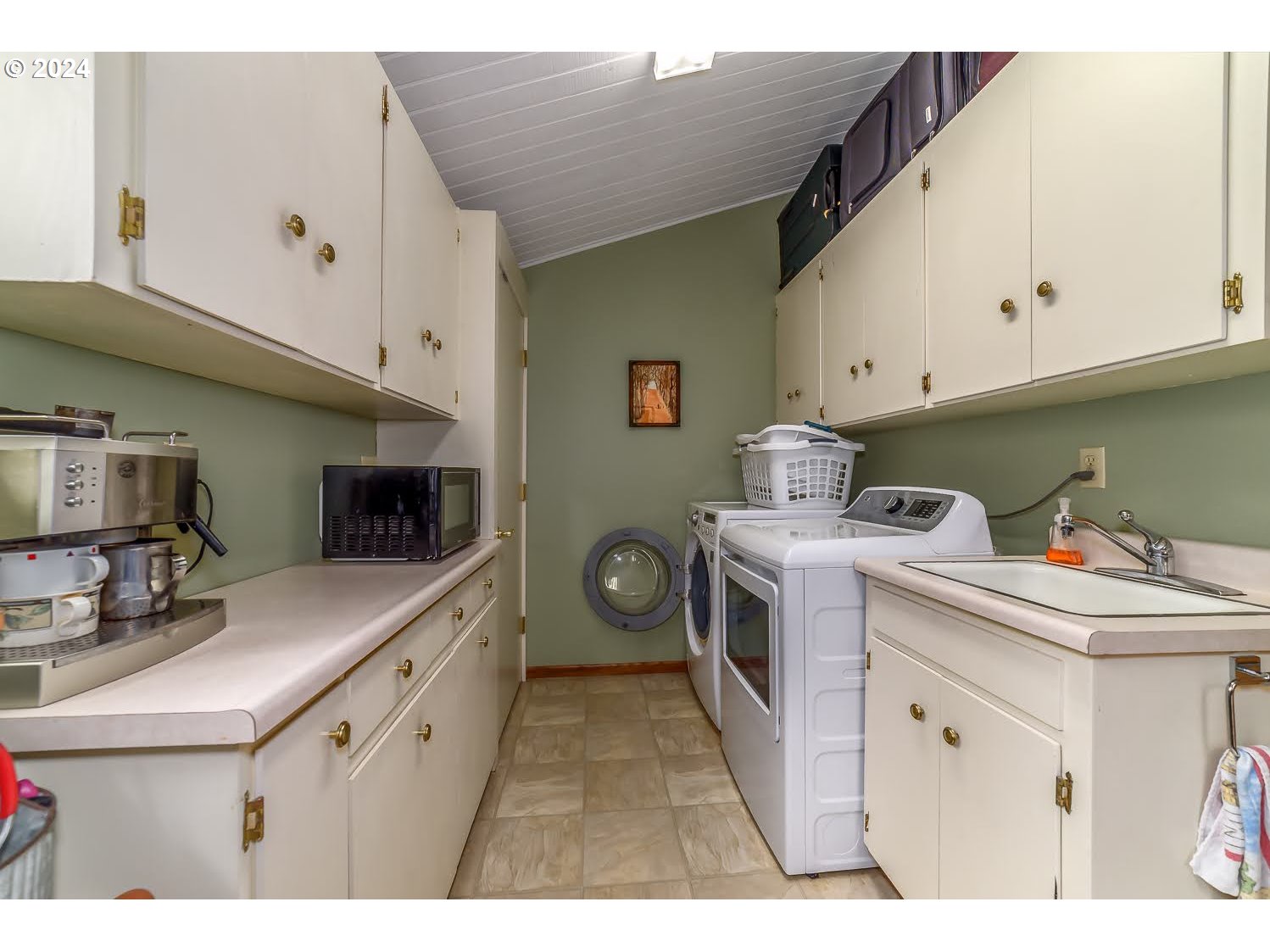 40157 York Lane Springfield, OR 97478 - Photo 14 of 41 a kitchen with a sink a stove and cabinets
