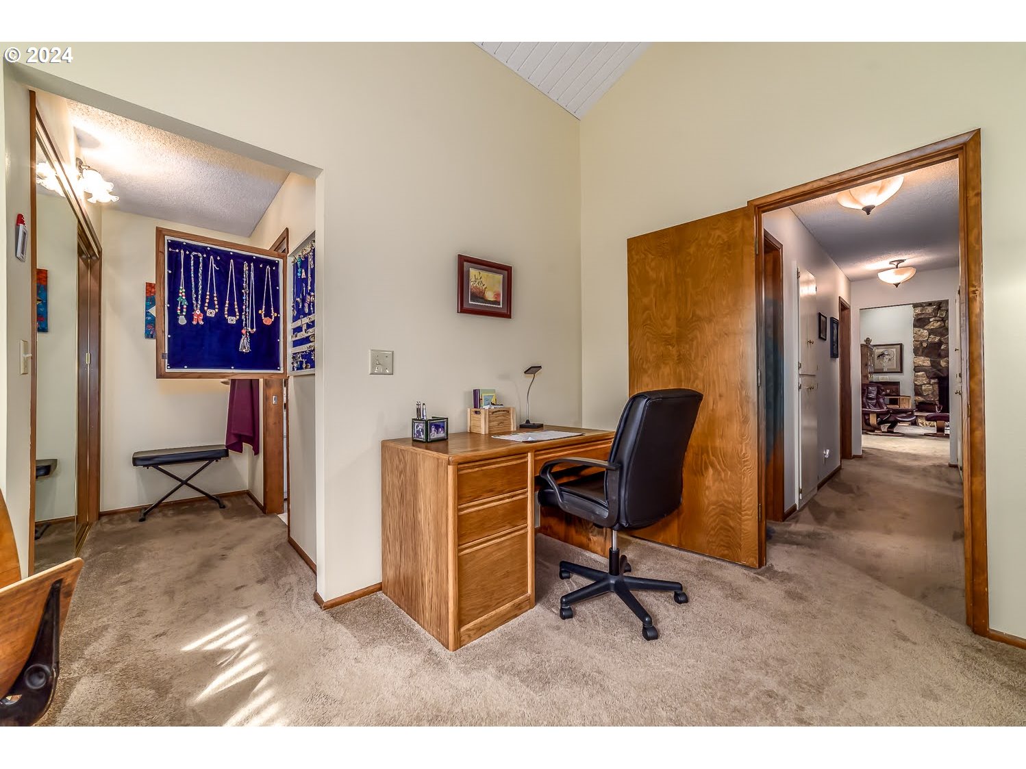 40157 York Lane Springfield, OR 97478 - Photo 18 of 41 a workspace with furniture and a bathroom