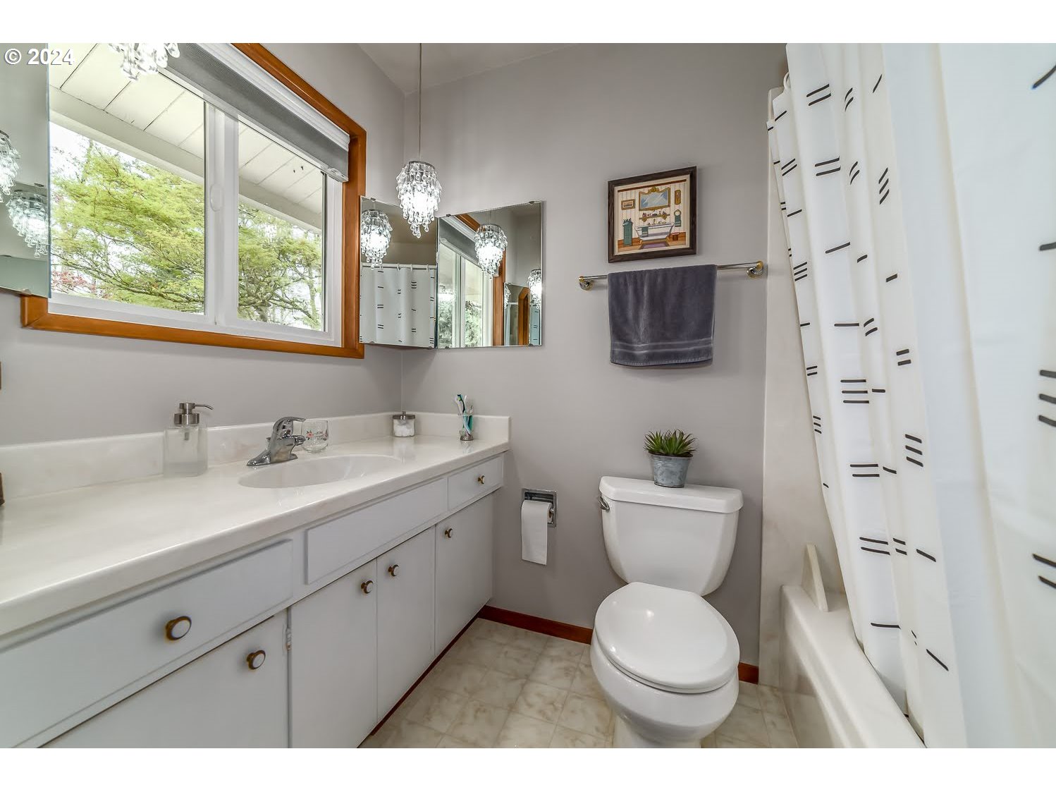 40157 York Lane Springfield, OR 97478 - Photo 19 of 41 a bathroom with a toilet a sink and mirror