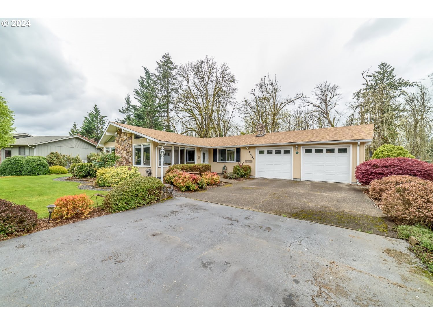 40157 York Lane Springfield, OR 97478 - Photo 2 of 41 a view of a yard in front of a house