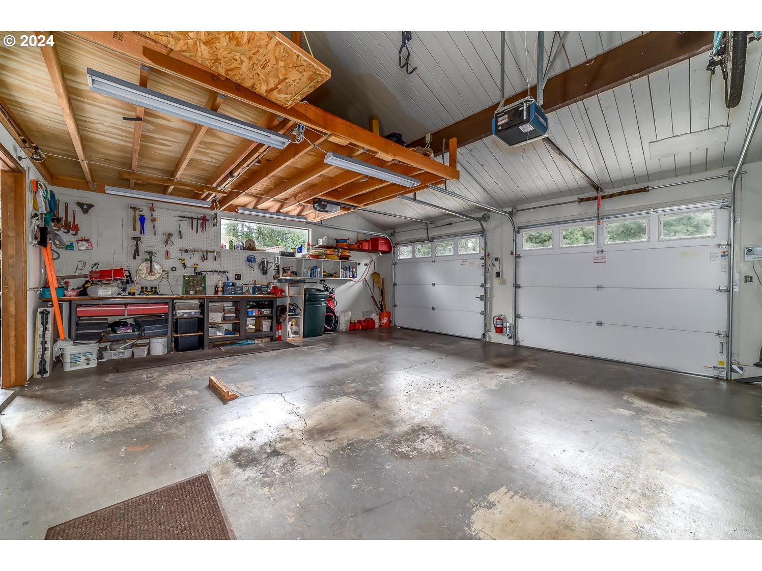40157 York Lane Springfield, OR 97478 - Photo 28 of 41 a view of a garage