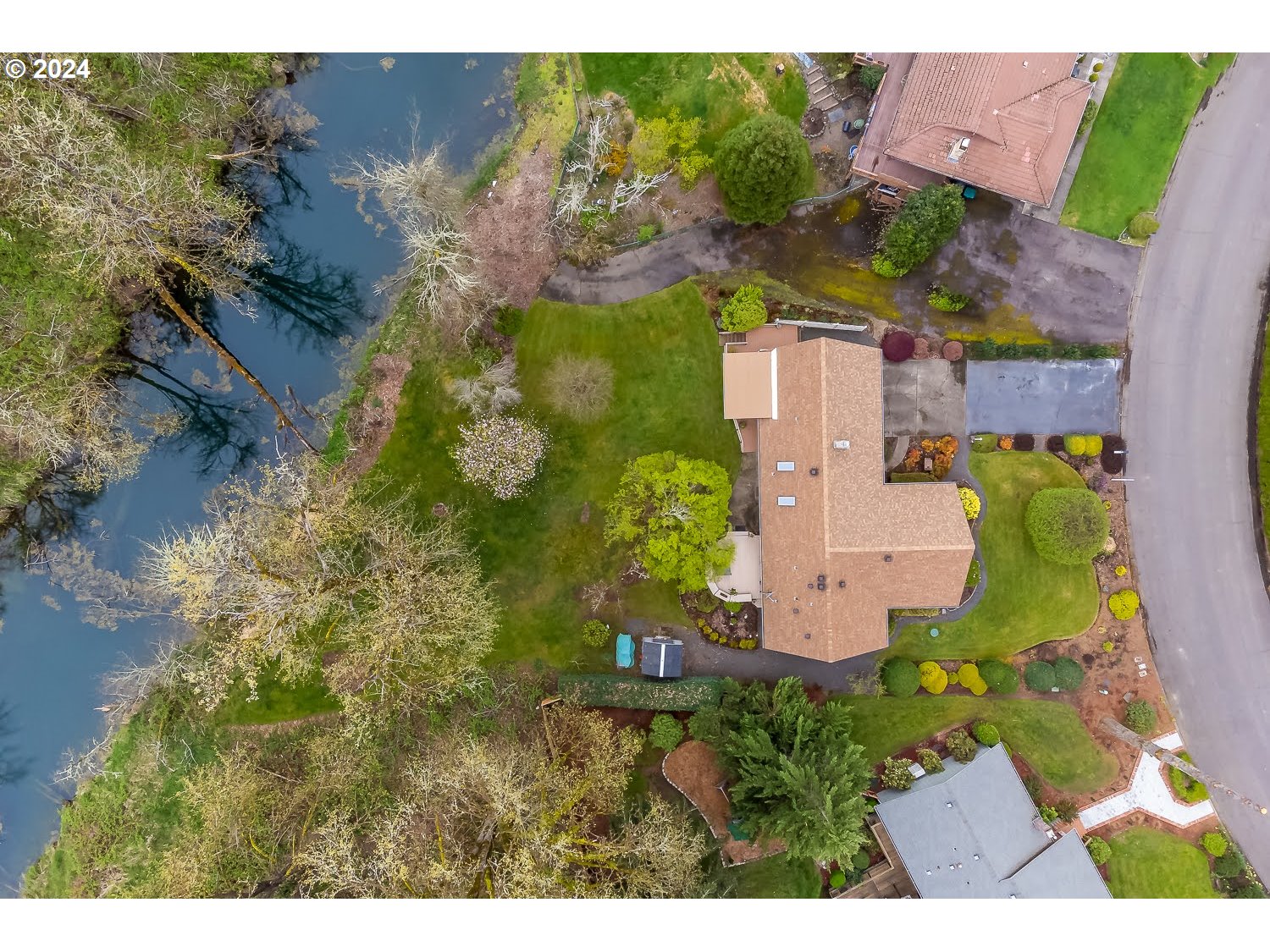 40157 York Lane Springfield, OR 97478 - Photo 39 of 41 an aerial view of a house with a yard
